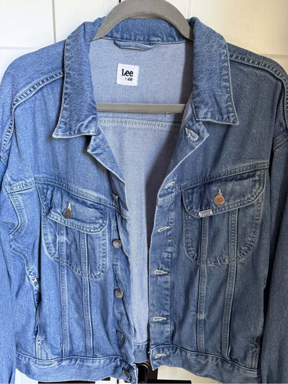 LEE&H&M Classic Light Wash Denim Trucker Jacket with silver buttons. M, EUC. - Picture 4 of 9